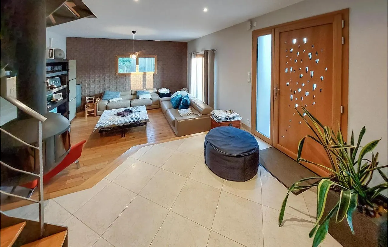 Beautiful Home In Montfort-Sur-Meu